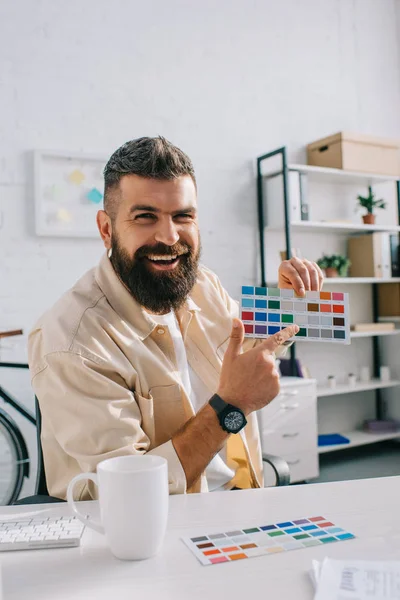 Diseñador Guapo Apuntando Paleta Colores Oficina Moderna —  Fotos de Stock