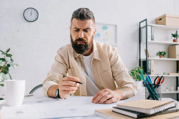 Architecte Barbu Travaillant Sur Des Plans Dans Bureau Moderne — Photo