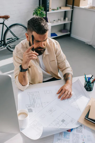 Mannelijke Architect Zitten Kijken Naar Blauwdrukken Kantoor — Stockfoto