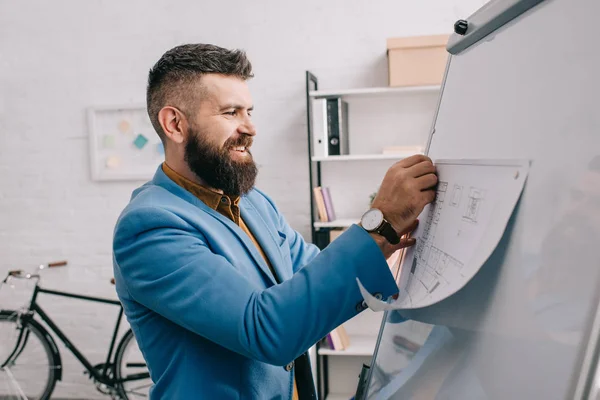 Arkitekt Leende Och Sätta Blueprint Office Ombord — Stockfoto