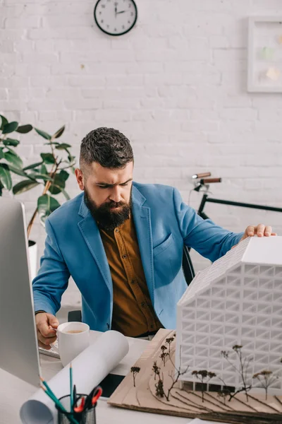 Focused Adult Male Architect Formal Wear Holding Cup Coffee Working — Free Stock Photo