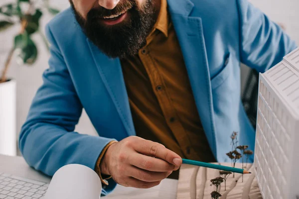 Vista Recortada Sonriente Arquitecto Varón Adulto Ropa Formal Apuntando Modelo — Foto de Stock