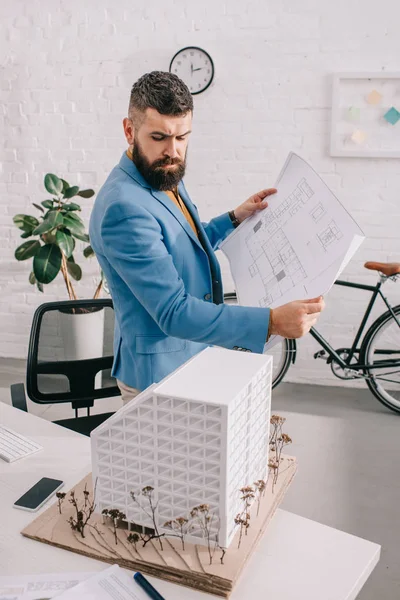 Ajetreado Arquitecto Varón Adulto Ropa Formal Sosteniendo Plano Mirando Modelo — Foto de Stock