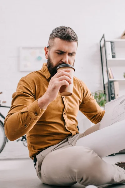 Potret Berjenggot Laki Laki Arsitek Minum Kopi Untuk Pergi Dan — Foto Stok Gratis