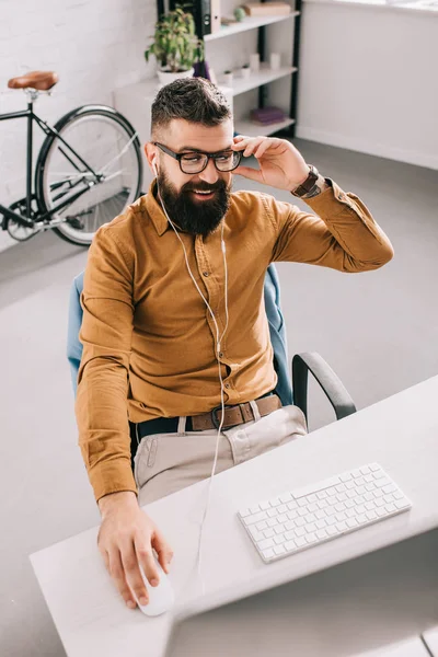 Sorridente Barbudo Adulto Empresário Fones Ouvido Sentado Trabalhando Mesa Computador — Fotografia de Stock
