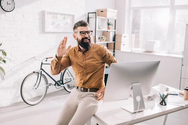 Cheerful Bearded Adult Businessman Sitting Office Desk Looking Away Waving — Stock Photo, Image