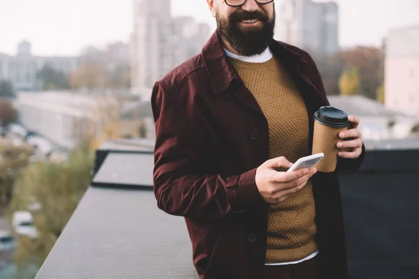 Vista Ritagliata Elegante Uomo Adulto Bicchieri Che Tengono Caffè Andare — Foto stock gratuita