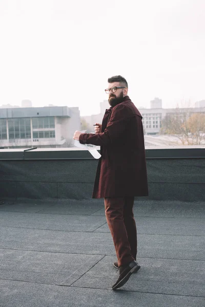 Adult Male Architect Glasses Holding Blueprint Looking Camera Rooftop — Free Stock Photo