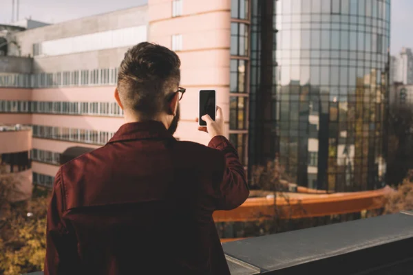 Vue Arrière Homme Adulte Prenant Selfie Sur Toit Avec Une — Photo