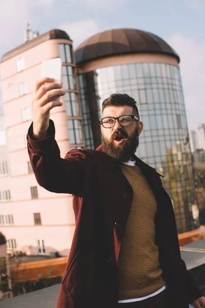 Homem Adulto Surpreso Levando Selfie Telhado Com Bela Vista — Fotografia de Stock Grátis
