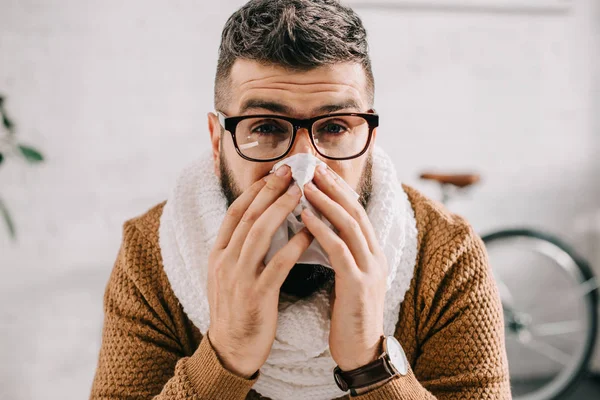 Portret Van Zieke Man Gebreide Sjaal Zitten Kantoor Niezen Die — Stockfoto