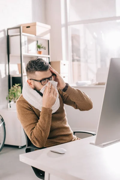 Sick Businessman Knitted Scarf Sitting Office Sneezing Covering Mouth Tissue — Free Stock Photo