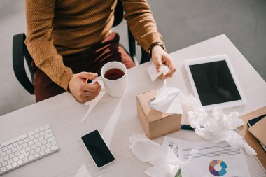 hasta işadamı fincan çay ve kutu mendil, ofis büro tutarak kırpılmış görünümü