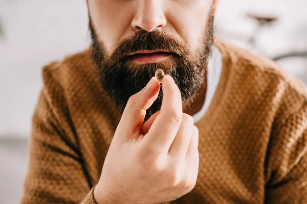 Primer Plano Del Hombre Barbudo Enfermo Tomando Píldora Enfermedad — Foto de Stock