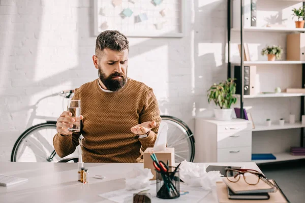 Zieke Zakenman Achter Bureau Glas Water Geneeskunde Houden Werkplek — Stockfoto