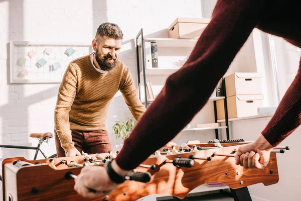 Volwassen Man Tabel Voetbal Spel Met Vriend Thuis Met Baard — Gratis stockfoto