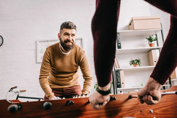 Glimlachend Volwassen Man Tabel Voetbal Spel Met Vriend Thuis — Stockfoto