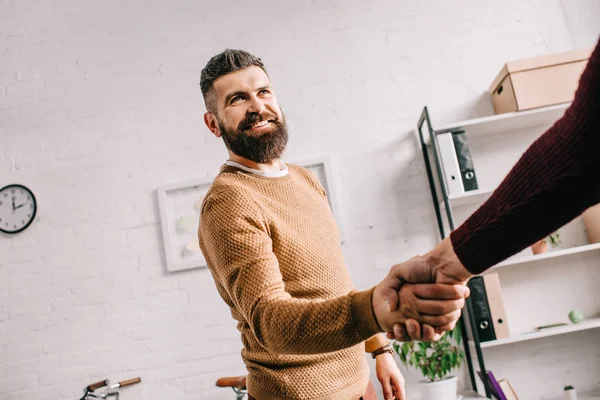 Lächelnder Erwachsener Geschäftsmann Beim Händeschütteln Mit Geschäftspartnerin — Stockfoto