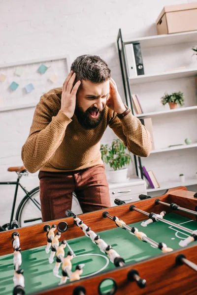 Hombre Adulto Enojado Con Las Manos Cabeza Gritando Jugando Fútbol — Foto de Stock