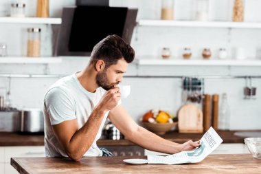 kahve içme ve sabah gazetede mutfak delikanlı odaklı