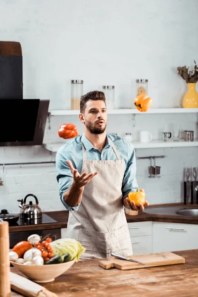 Joven Guapo Delantal Malabares Con Pimientos Frescos Cocina — Foto de Stock