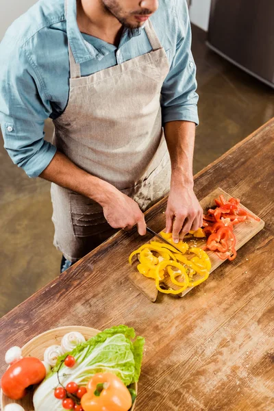 High Angle View Man Apron Cutting Vegetables Kitchen — Free Stock Photo