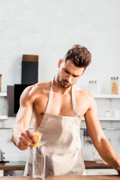 Bare Chested Young Man Apron Squeezing Lemon Glass — Stock Photo, Image