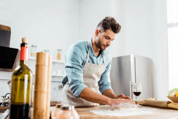 Vista Ángulo Bajo Del Joven Enfocado Delantal Preparando Masa Cocina — Foto de Stock