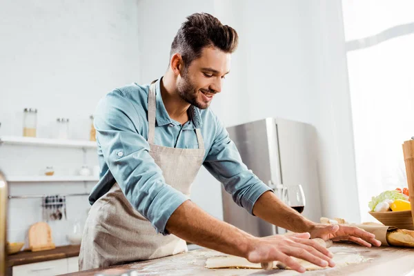 Giovane Sorridente Grembiule Con Mattarello Che Prepara Impasto Cucina — Foto Stock