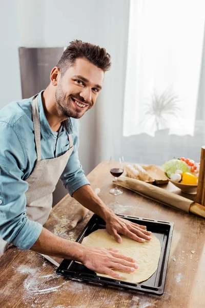 Tersenyum Pemuda Celemek Mempersiapkan Adonan Pizza Baking Tray — Stok Foto