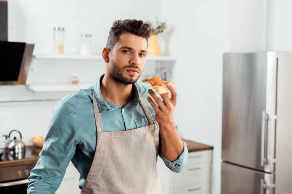 Jovem Avental Segurando Fatia Pizza Caseira Olhando Para Câmera — Fotos gratuitas