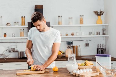 yakışıklı genç kesim limon Doğrama Kurulu mutfakta üzerinde
