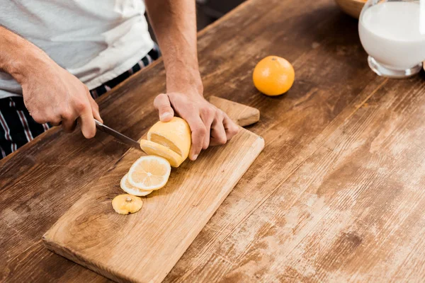 Plan Recadré Homme Coupant Citron Sur Planche Découper — Photo