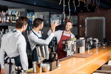 önlük beşlik işyerinde içinde yakışıklı barmen