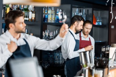 barmen takım counter yakınındaki işyerinde ayakta önlük içinde 