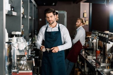 yakışıklı barista kahve işyerinde önlük