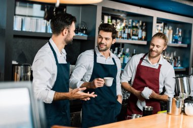 kahve içme ve İşyerinde meslektaşları ile konuşma yetişkin barmen