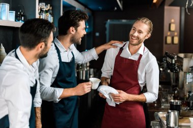 barmen içme kahve gülümseyen ve meslektaşları işyeri konuştuğunu