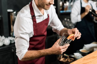 barmen dekorasyon cam greyfurt dilim ile gülümseyen görünümü kırpılmış