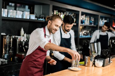 gülümseyen barmen greyfurt dilim tutarken şeker ile cam dekorasyon