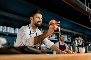 ahşap kasada kokteyl garson barmen gülümseyen