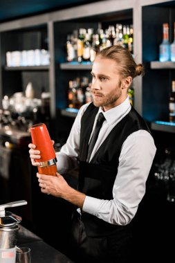 Yakışıklı barmen kokteyl shaker karıştırma 