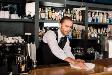 Barmen ahşap bar counter beyaz peçete ile Temizleme