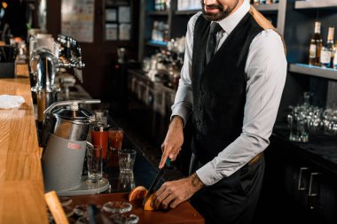 Meyve kesme tahtası üzerinde Dilimleme barmen çubuk