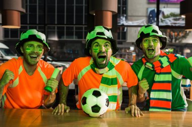 Futbol hayranları, sayaç oturmak, çığlık ve oyun izlerken 