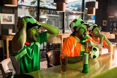 Oyun ve çığlık içinde bar izlerken futbol taraftarları