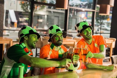 Futbol izlerken ve gözlük lager ile tutarak futbol taraftarları çubuk