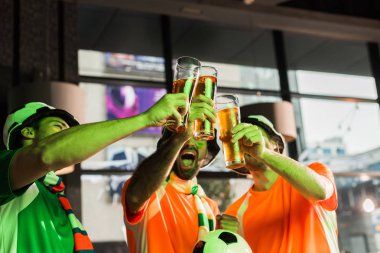 Futbol hayranları tungur gözlükle lager ve tezahürat çubuk