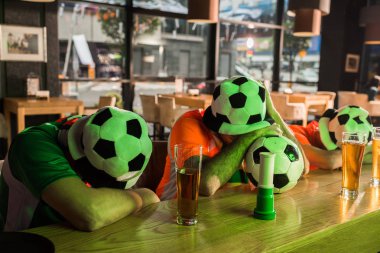 Ahşap bar tezgahına uyuyor futbolseverleri 