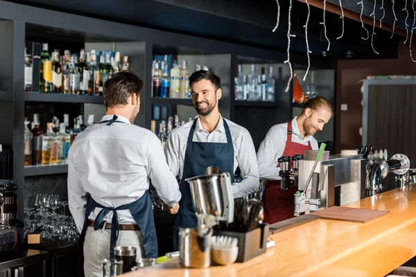 Adult Bartendrar Förkläden Skakar Hand Nära Counter — Stockfoto